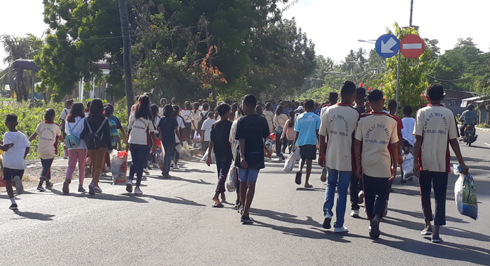 Wujud Cinta dan Peduli Lingkungan, Siswa SMP di Lewoleba Pungut Sampah