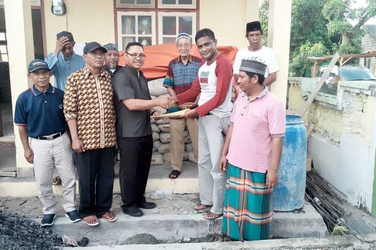 Wujud Pesan Natal, Pastor di Ngada Flores NTT Ikut Bangun Masjid dengan Sumbang 100 Sak Semen