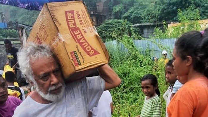 VIRAL, Xanana Gusmao Pikul Dos Berisi Bantuan, Berjalan Kaki di Tanah Becek Hingga Dirangkul Warga