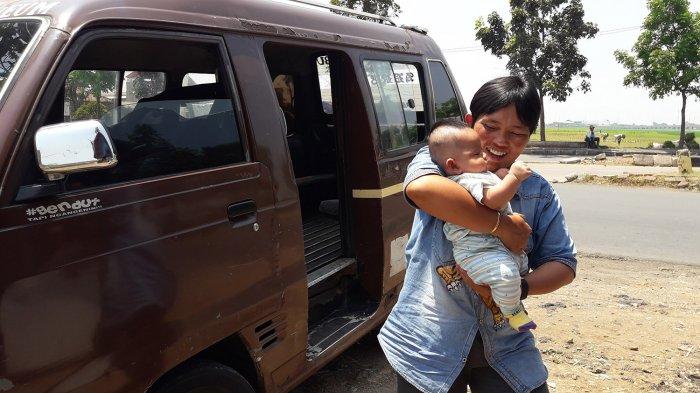 Viral Sopir Angkot di Bandung, yang Ditaruh di Kursi Depannya Bikin Kaget Penumpang dan Polwan