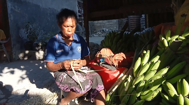 yasintasalah-satu-penganyam-sekaligus-penjual-pembungkus-ketupat-di-pasar-oeba-kota-kupang-seda.jpg