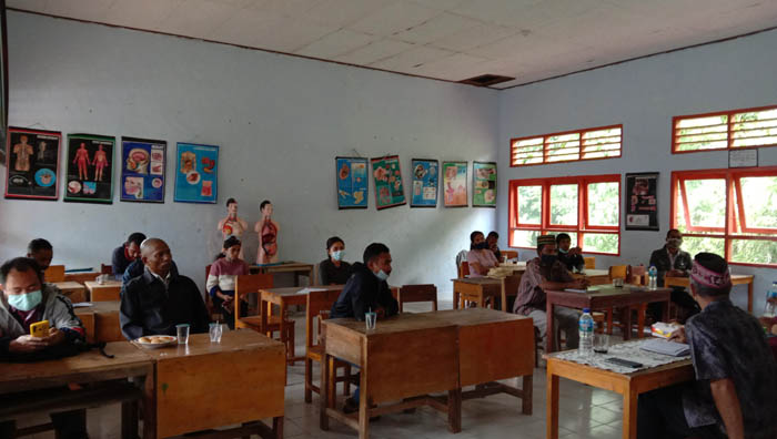 Yohanes Rumat Serap Aspirasi Para Pihak Terkait Polemik di SMAN 2 Rahong Utara