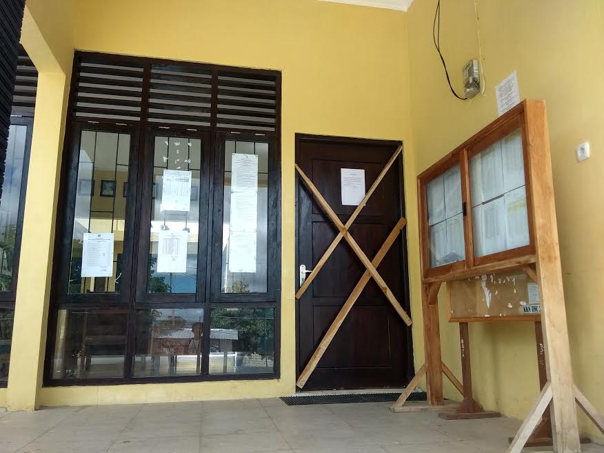 Protes Diberhentikan Walikota Kupang, PTT di Alak Ini Tutup Kantor Kelurahan Alak