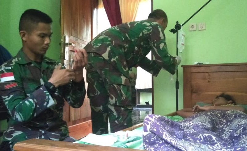 yonif-dua-orang-anggota-satgas-yonif-132bs-saat-memberikan.jpg
