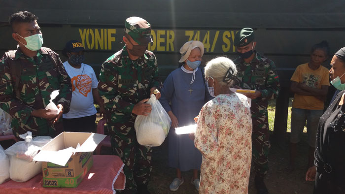 Yonif RK 744/SYB dan KPPA Belu Beri Ratusan Paket Sembako Kepada Masyarakat