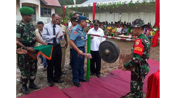 Yoseph dan Yustina Senang dengan TNI