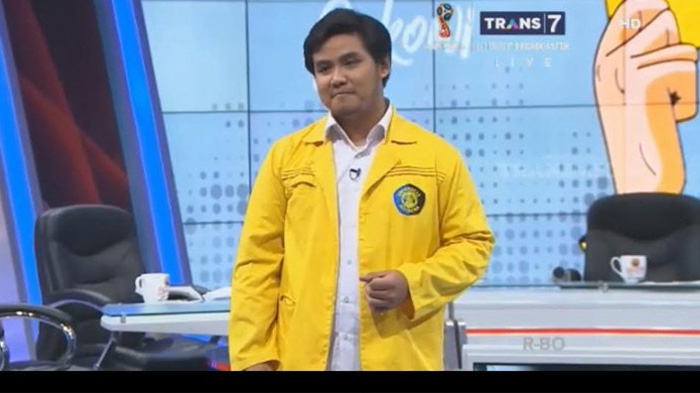 Pakai Jaket Kuning FIB, Netizen Curigai Status Ketua BEM UI. Netter: Kartu Mahasiswanya Pinjam Juga