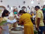 10-anak-menerima-sakremen-pembaptisan-pada-perayaan-paskah-di-gereja-katedral-weetabula-sbd.jpg