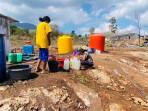 AIR-BERSIH-Penyintas-korban-erupsi-Gunung-Lewotobi-sedang-menadah-air-di-Huntara-III.jpg