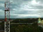 Agustinus-Woro-Pria-pemanjat-tower-radio-Suara-sikka-FM-di-Jalan-Don-Thomas-Kelurahan-Kota-Baru.jpg