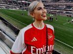 Aksi-Agnez-Mo-Julurkan-Lidah-di-Laga-Arsenal.jpg
