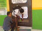 Aksi-penyegelan-di-SMAN-5-Kupang.jpg