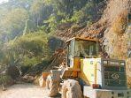 Alat-berat-sedang-membersihkan-material-longsor-di-jalan-Trans-Flores-Ende-Maumere.jpg