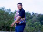Alfred-Gare-membawakan-lagu-daerah-Maumere-Sikka-judul-Sipe-Wolon-Diller.jpg