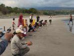 Anak-anak-melepasliarkan-tukik-penyu-lekang-dari-pesisir-Pantai-Nanga-Bere-manggarai-barat.jpg