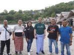 Andy-F-Noya-berpose-bersama-warga-di-Pantai-Lamalera.jpg