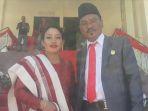 Anggota-DPRD-SBD-Oktavianus-Dapa-Talu-SE-dari-PDIP-bersama-istri.jpg