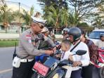 Anggota-Sat-Lantas-Polres-Ende-bagi-bagi-bendera.jpg