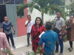 Anita-Gah-pantau-sekolah-di-naioni.jpg