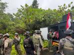 Aparat-gabungan-mengevakuasi-empat-warga-sipil-di-lokasi-pendulangan-emas.jpg