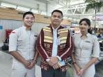 Area-Manager-Lion-Group-Kupang-Rinus-Togar-Zebua-bersama-Pramugara-dan-Pramugari-Super-Air-Jet.jpg
