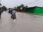 Arus-lalu-lintas-di-jalan-Timor-Raya-Naibonat-agak-tersendat-akibat-luapan-banjir-di-jalan-raya.jpg