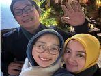 Atalia-Praratya-buka-suara-soal-keputusan-putrinya-Zara-melepas-hijab.jpg