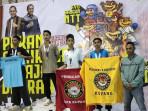 Atlet-Taekwondo-asal-Kabupaten-TTU-Pirlo-Junior-Kiak-saat-menerima-penghargaan-medali-emas.jpg