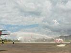 Atraksi-penyemprotan-air-atau-water-salute-menyambut-kedatangan-pesawat-AirAsia-di-labuan-bajo.jpg