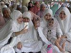 Ayu-Ting-Ting-dan-keluarga-laksanakan-salat-Idulfitri-di-masjid-kawasan-Depok.jpg