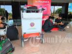 BANDARA-Sejumlah-calon-penumpang-pesawat-duduk-dengan-barang-bawaan-mereka-setelah-mengetahui.jpg
