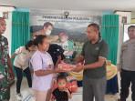 BERI-PAKET-Plt-Camat-Wulanggitang-Karolus-Kelemur-memberikan-paket-dari-Kompas.jpg