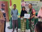 Babinsa-Sertu-Syafrudin-Tupong-yang-membantu-pendistribusian-BLT-ALOR.jpg