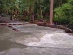Banjir-terjadi-di-jembatan-Crossway-Bulabutu-di-Desa-Munerana.jpg