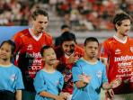 Beberapa-pemain-Bali-United-menggandeng-anak-anak.jpg