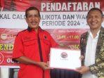Bildad-Thonak-saat-mengambil-formulir-pendaftaran-di-kantor-DPC-PDIP-Kota-Kupang.jpg