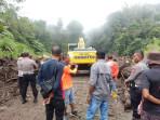 Buka-jalan-pasca-Bencana-banjir-bandang-di-Mauponggo.jpg