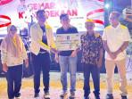 Bupati-Belu-Serahkan-Hadiah-kepada-Nasabah-BRI-Cabang-Atambua-Pemenang-BRImo-FSTVL-2024.jpg