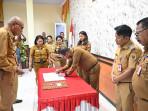 Bupati-Kupang-Yosef-Lede-bubuhkan-tanda-tangan-disaksikan-Wakil-Bupati-Aurum-Titu-Eki.jpg
