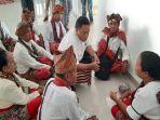 Bupati-Malaka-Dr-Simon-Nahak-bersama-keluarga-melakukan-ritual-adat.jpg