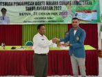 Bupati-Malaka-Dr-Simon-Nahak-memberikan-Kartu-Malaka-Cerdas.jpg