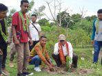 Bupati-Malaka-Dr-Simon-Nahak-menanam-pohon-secara-simbolis-bersama-mahasiswa-Gemma.jpg