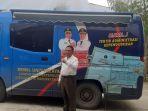 Bupati-Malaka-Dr-Simon-Nahak-pose-membelakangi-mobil-pelayanan-administrasi-kependudukan.jpg