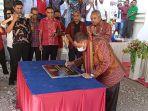 Bupati-Malaka-Simon-Nahak-meresmikan-RS-Pratama-Wewiku.jpg