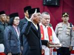 Bupati-Manggarai-Hery-Nabit-saat-melantik-Lambertus-Paput.jpg