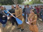 Bupati-Sabu-Raijua-Krisman-B-Riwu-Kore-menyerahkan-26-perahu-ketinting-bagi-para-nelayan.jpg