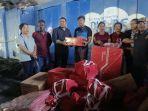 Bupati-Sikka-Juventus-Prima-Yoris-Kago-menyerahkan-bantuan-kepada-korban-kebakaran-Perumnas.jpg