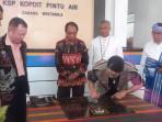 Bupati-Sumba-Barat-Daya-tandatangan-prasasti.jpg