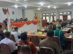Bupati-Sumba-Barat-Yohanis-Dade-SH-sedang-membacakan-jawaban-pemerintah.jpg