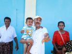 Bupati-Sumba-Timur-Drs-Khristofel-Praing-menyapa-anak.jpg